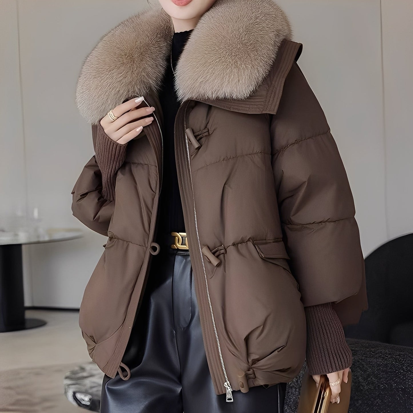 Victoria - trendige Windjacke mit Daunen und Pelzkragen für Frauen