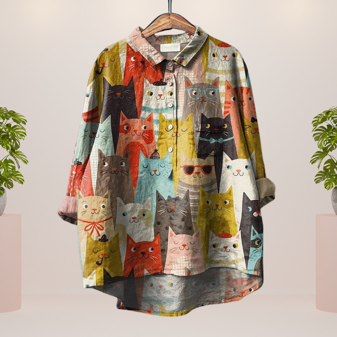 Tilda – Verspielte Bluse mit Hunde-Print und Knopfleiste