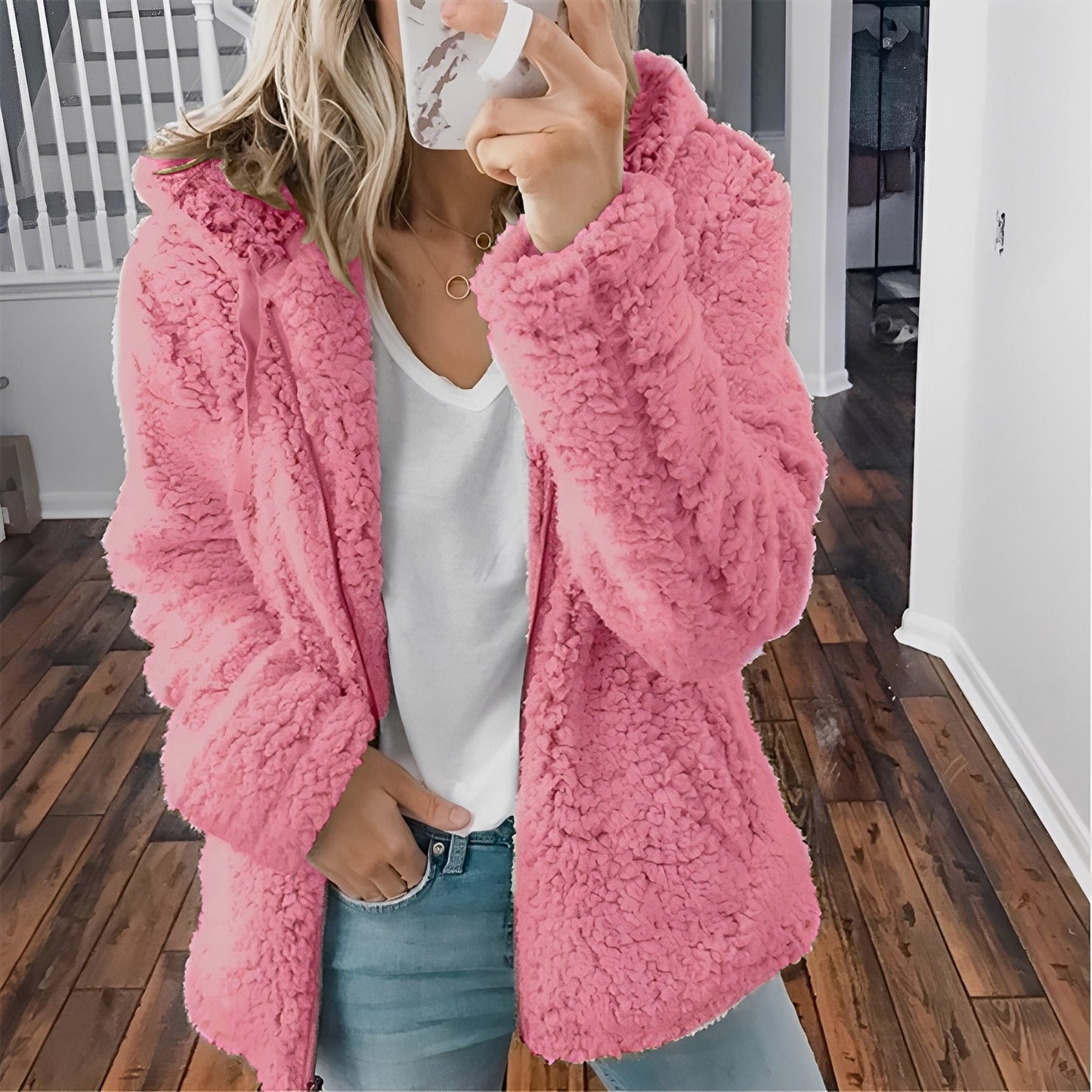 Blaire - Bequeme Damenjacke mit Kapuze aus Plüschfell