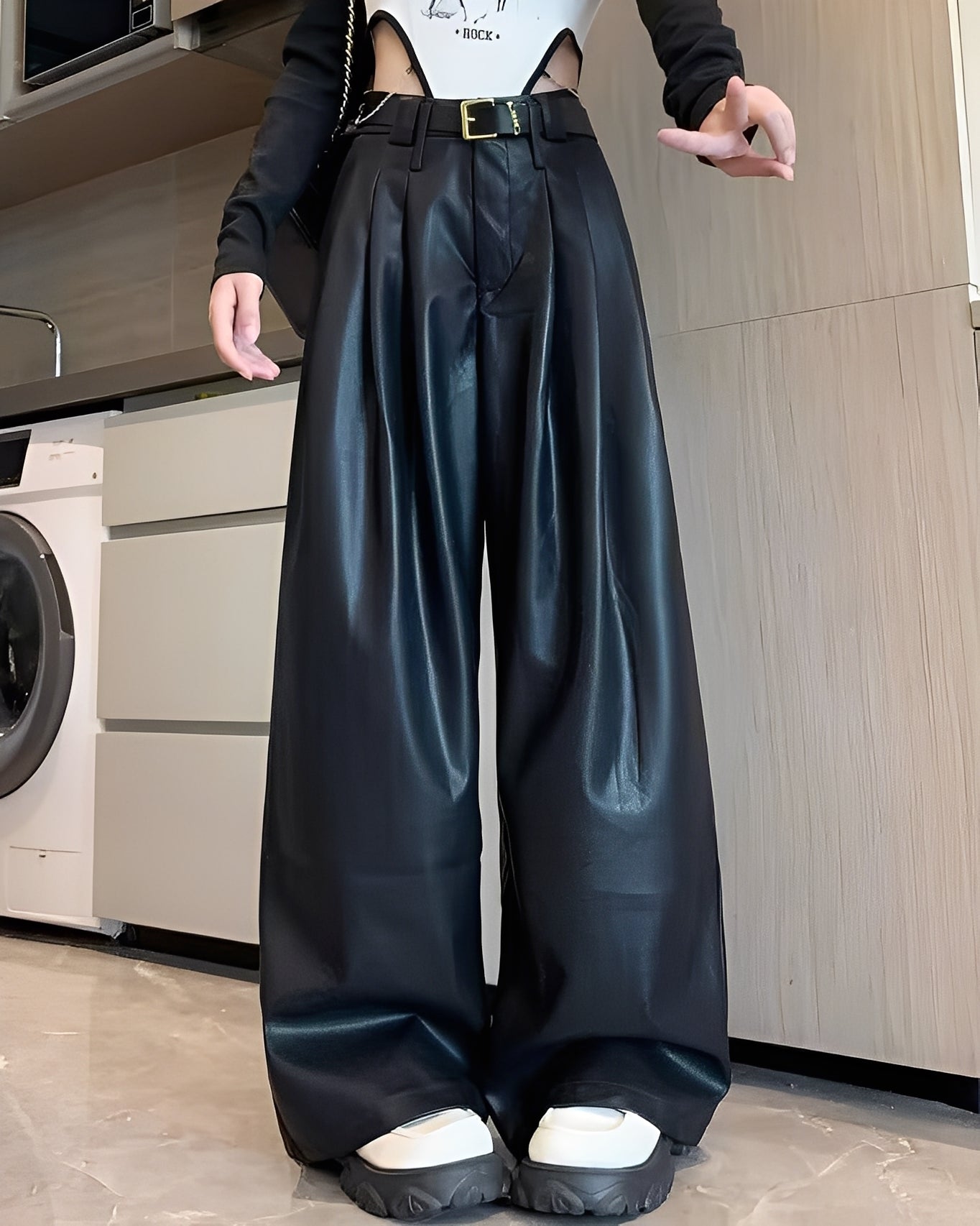 Lora - Klassische Damenhose mit hohem Bund aus Kunstleder