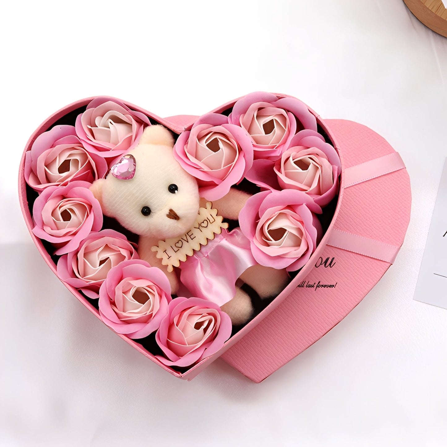 Heartley - Rosenbär als Geschenk in Herzform für den Valentinstag