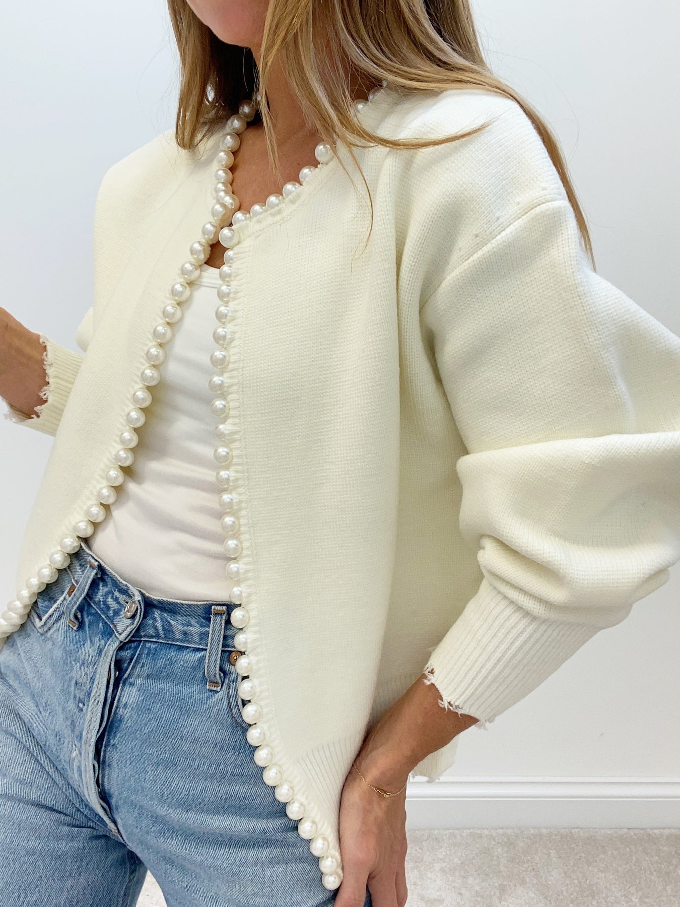 Vivien – Strickjacke mit Perlenverzierungen und Fransenabschluss
