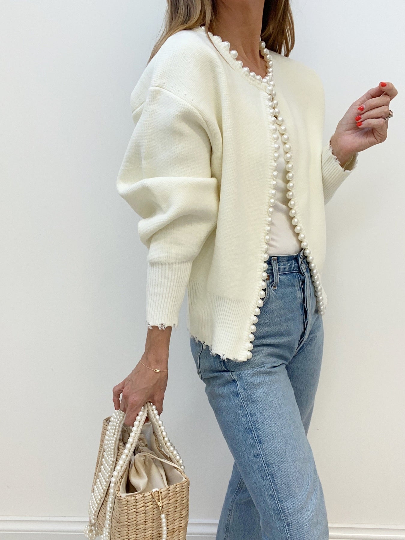 Vivien – Strickjacke mit Perlenverzierungen und Fransenabschluss