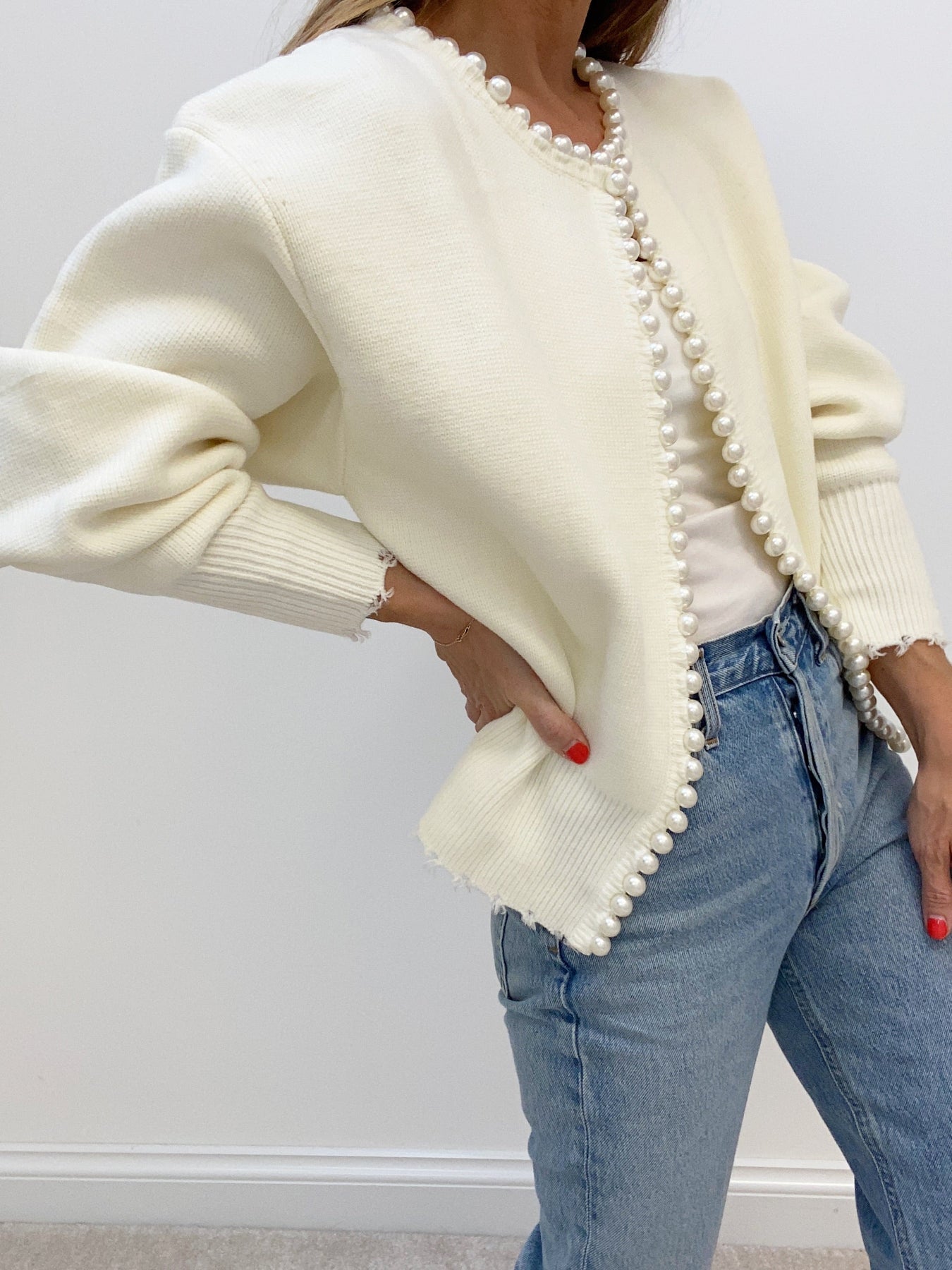 Vivien – Strickjacke mit Perlenverzierungen und Fransenabschluss