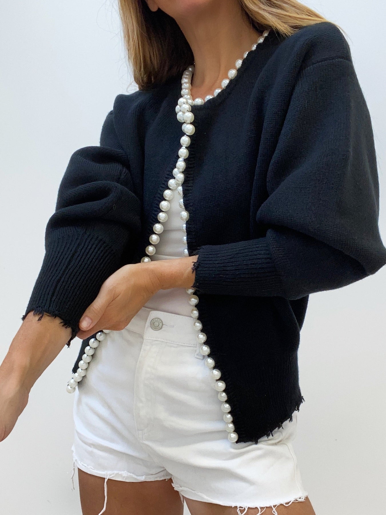 Vivien – Strickjacke mit Perlenverzierungen und Fransenabschluss