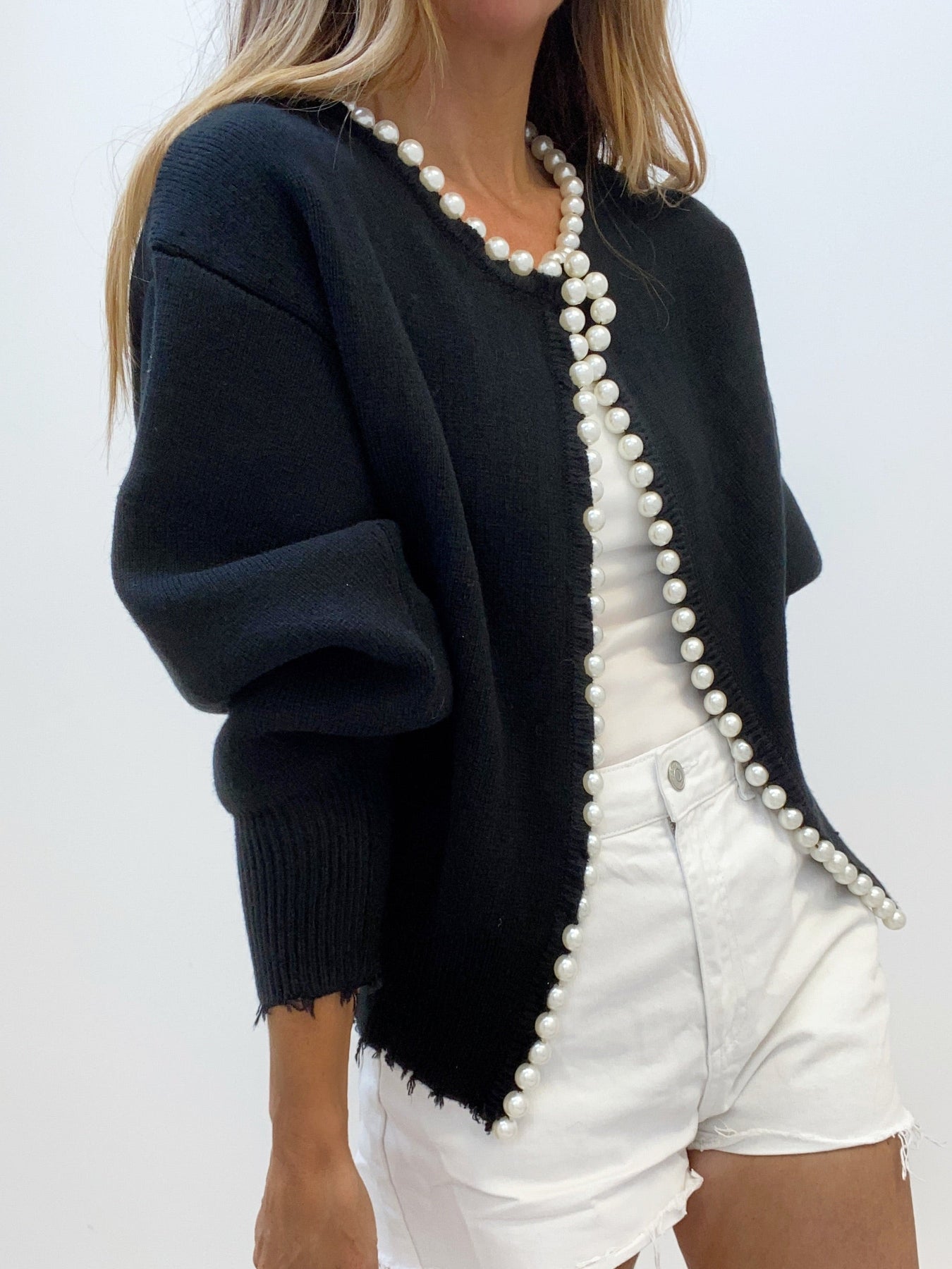 Vivien – Strickjacke mit Perlenverzierungen und Fransenabschluss