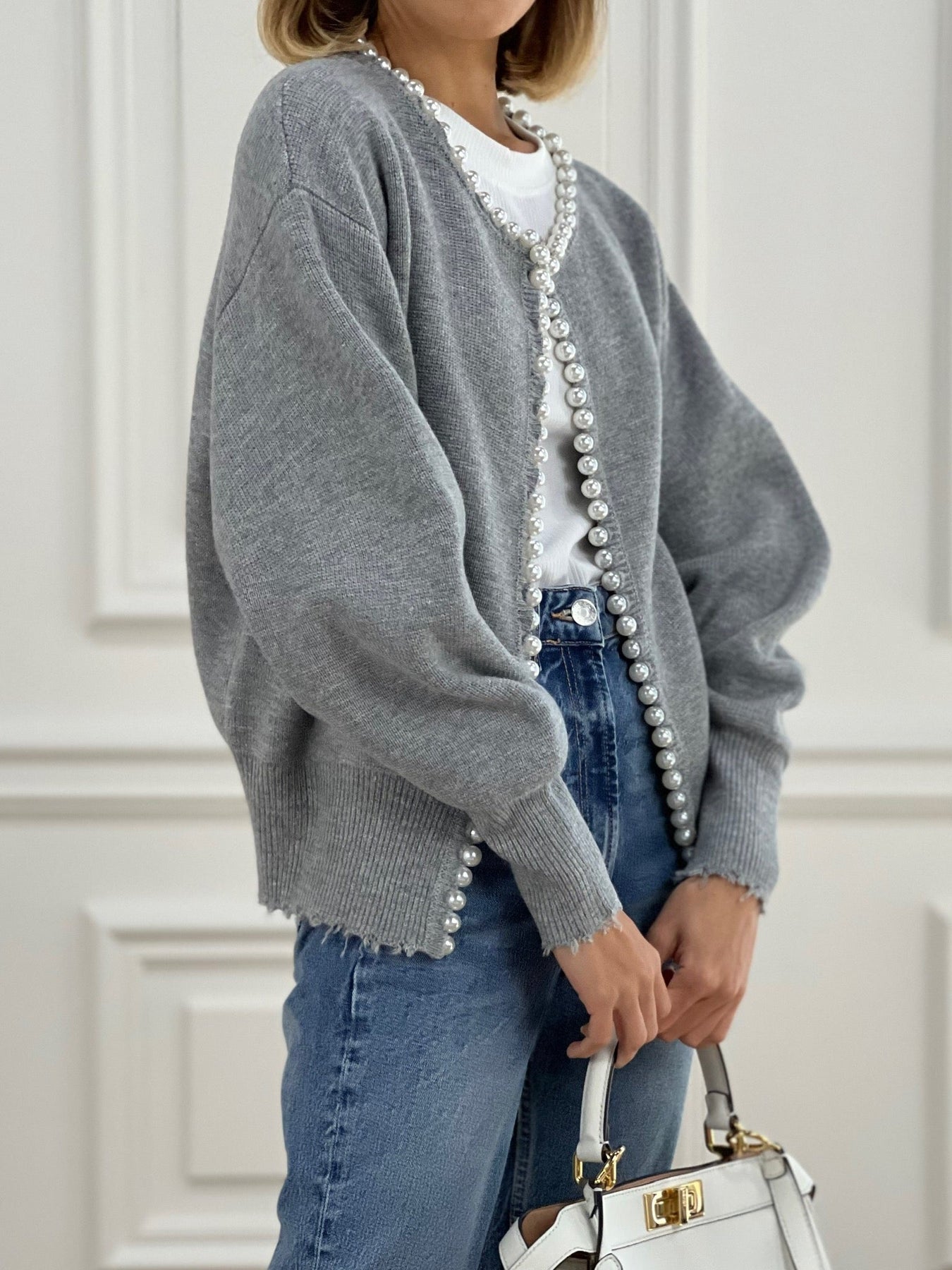 Vivien – Strickjacke mit Perlenverzierungen und Fransenabschluss