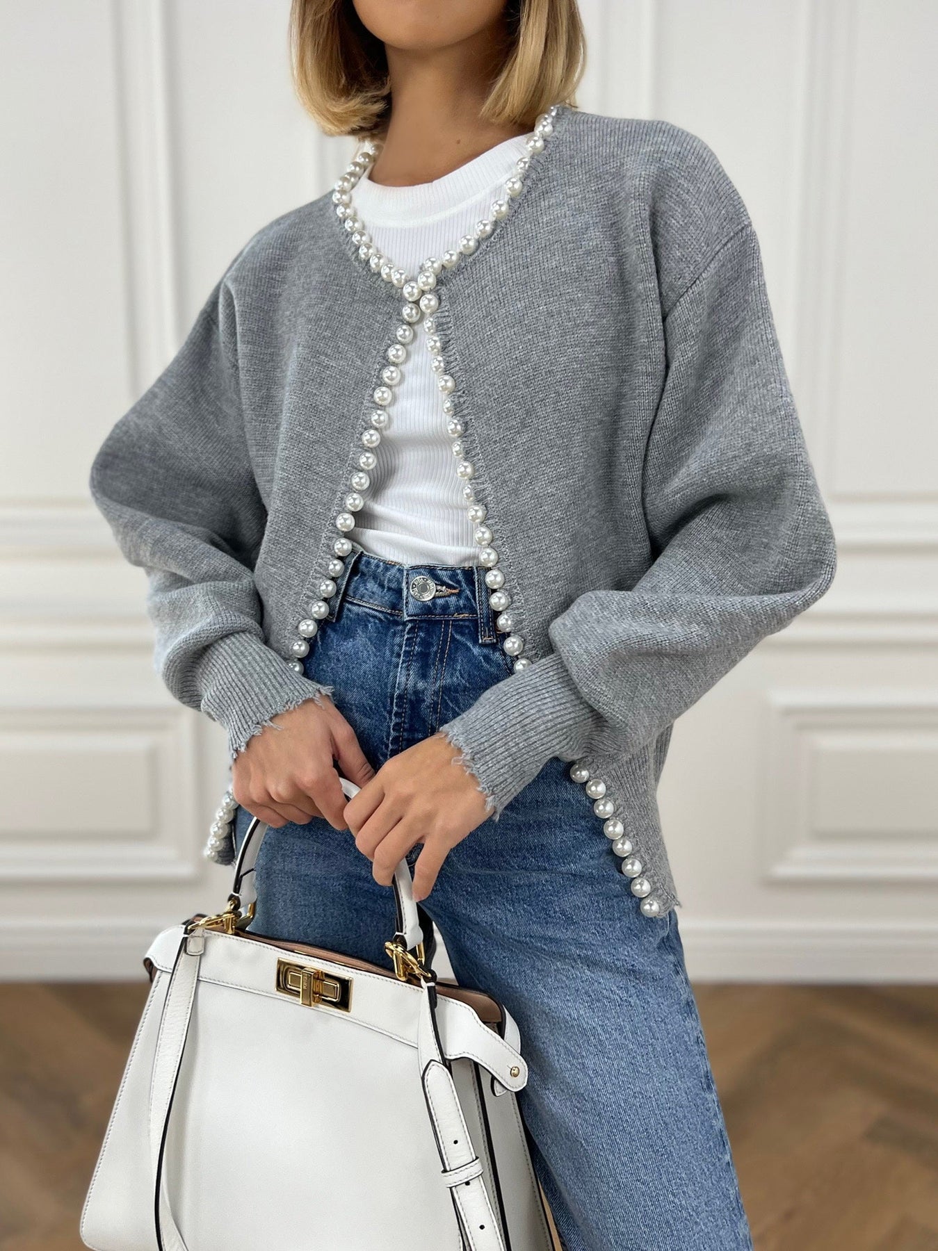 Vivien – Strickjacke mit Perlenverzierungen und Fransenabschluss