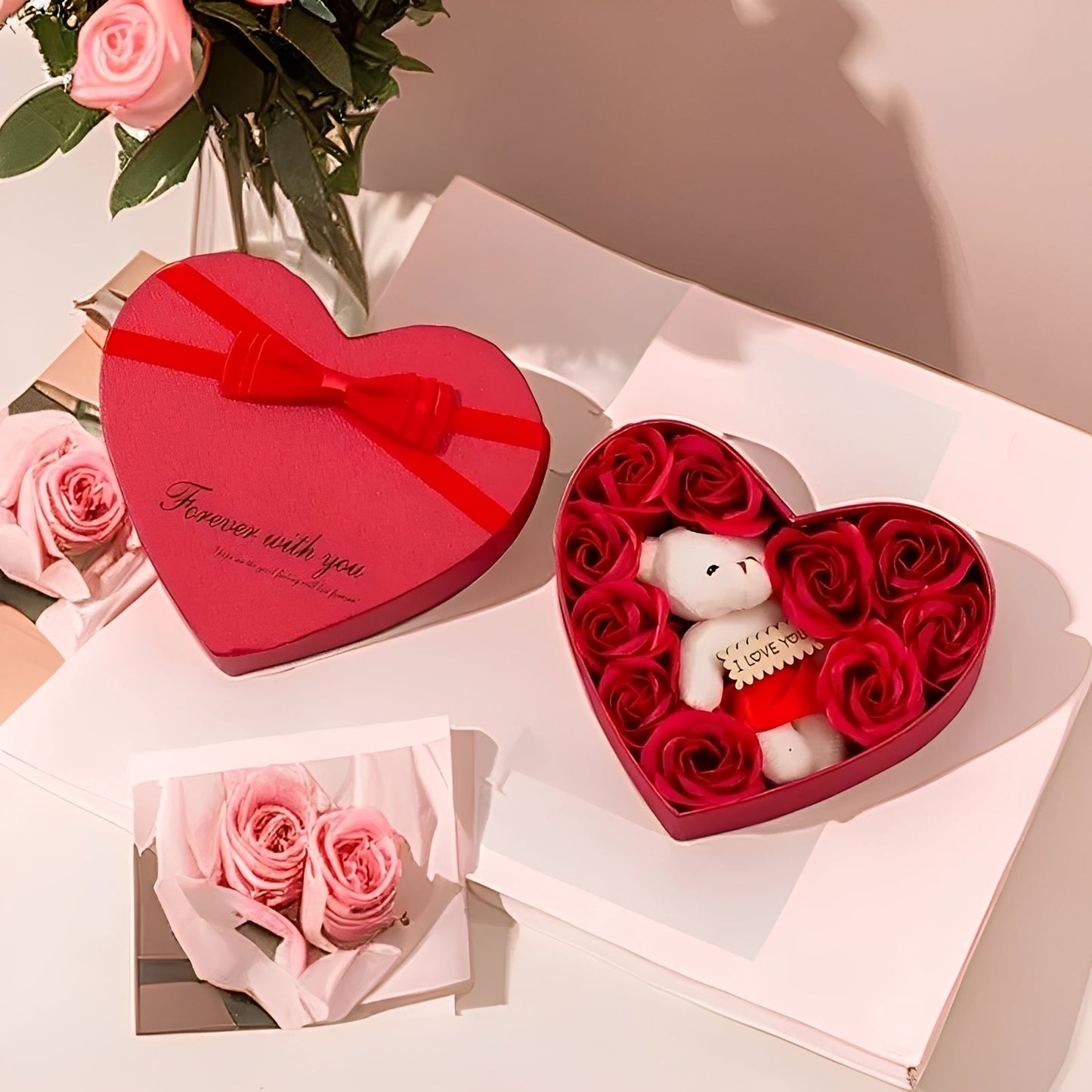 Heartley - Rosenbär als Geschenk in Herzform für den Valentinstag