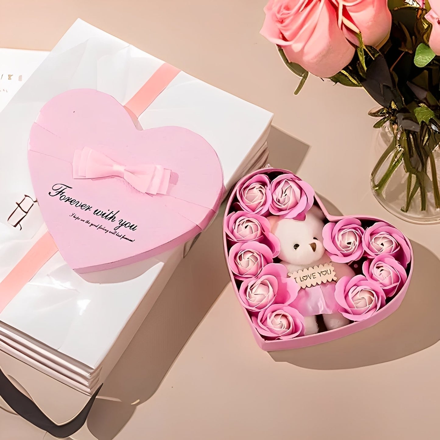 Heartley - Rosenbär als Geschenk in Herzform für den Valentinstag