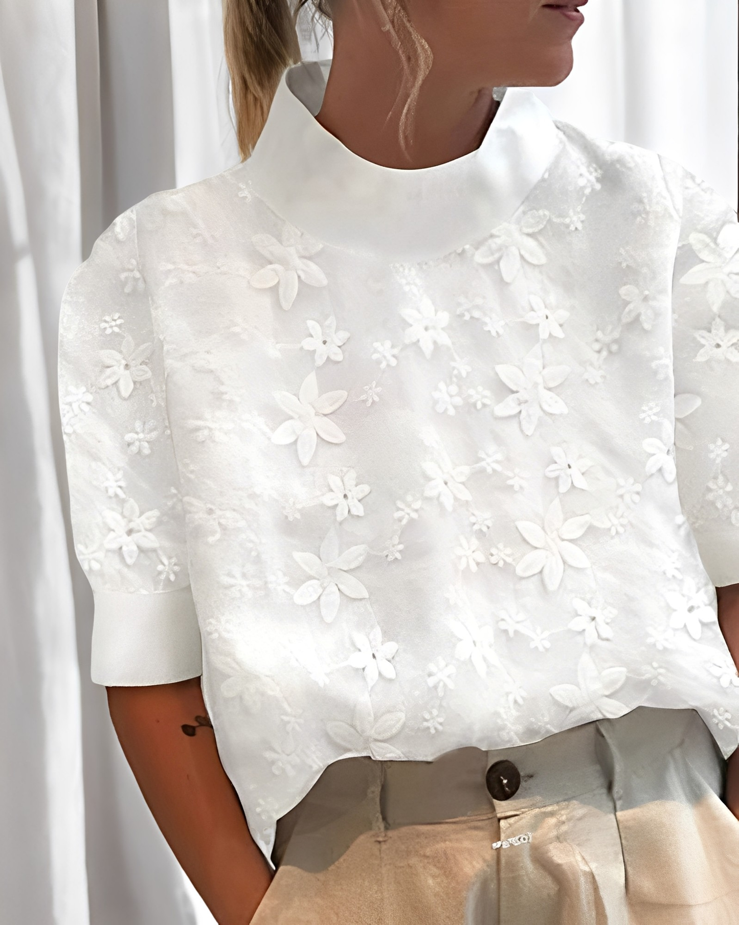 Julia - Trendige Bluse mit Stickerei und Stehkragen für Frauen