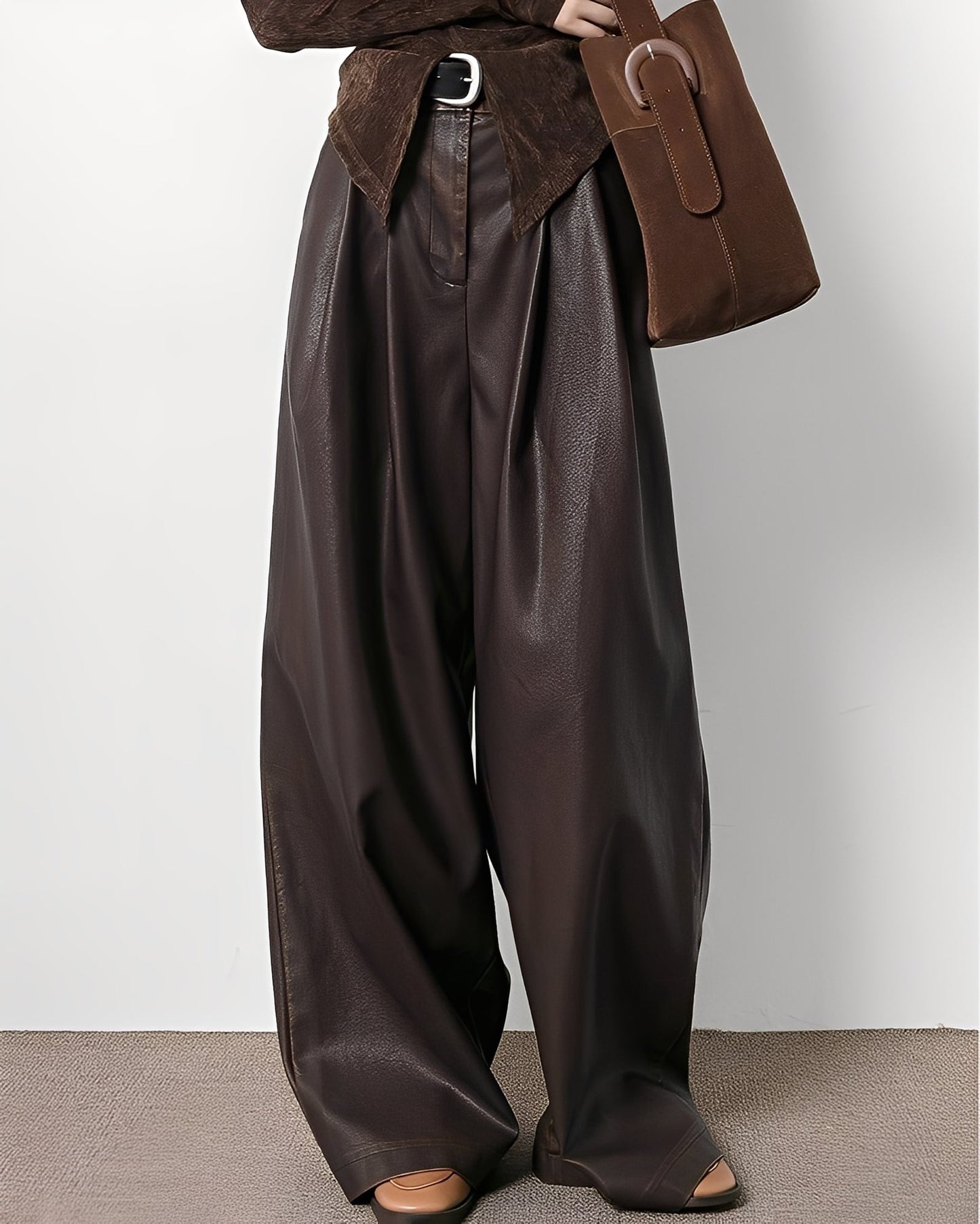 Lora - Klassische Damenhose mit hohem Bund aus Kunstleder