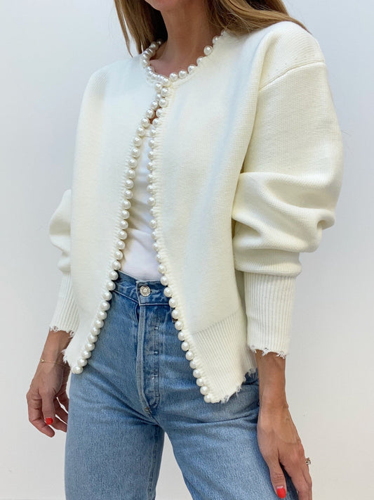 Vivien – Strickjacke mit Perlenverzierungen und Fransenabschluss