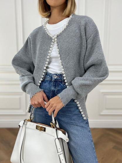 Vivien – Strickjacke mit Perlenverzierungen und Fransenabschluss