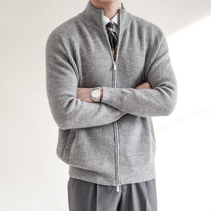 Theo – Bequeme Herrenstrickjacke