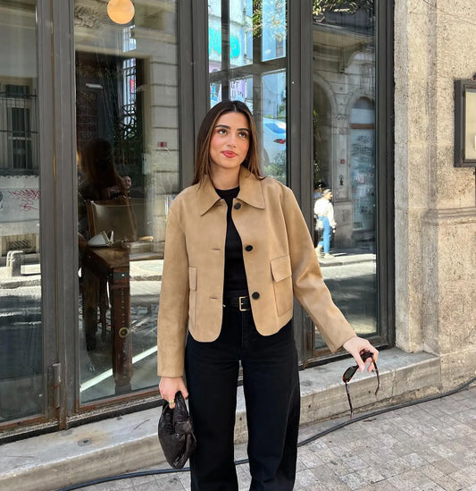 Lena – Kurze Wildlederjacke mit Knopfverschluss